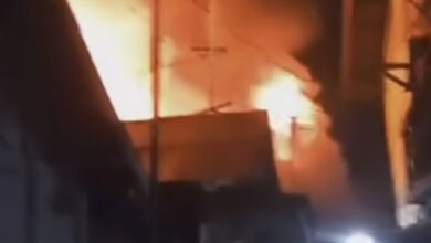 api membumbung tinggi dari bangunan yang terbakar di kawasan Veteran Gang Kenari, Banjarmasin Tengah