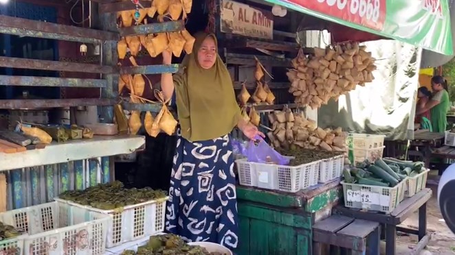 pedagang ketupat di kawasan Sungai Baru Banjarmasin