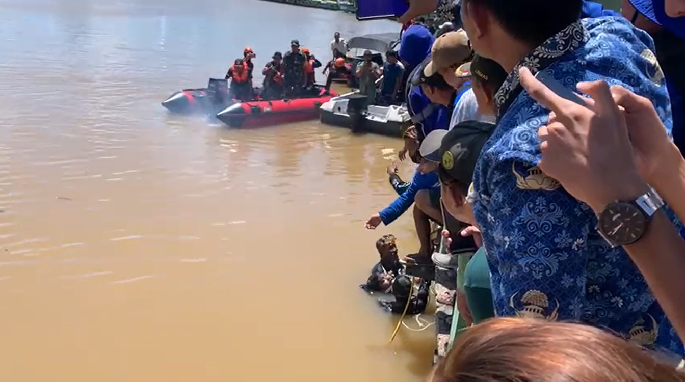 proses evakuasi korban tenggelam di Sungai Martapura