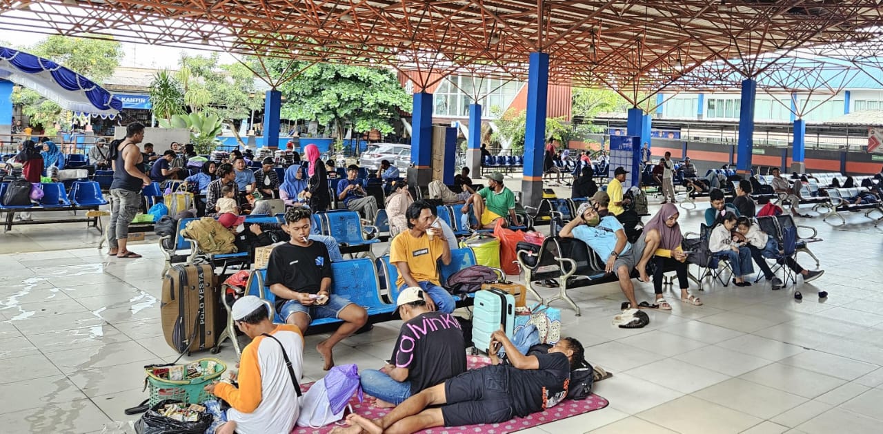 suasana ruang tunggu di Pelabuhan Bandarmasih