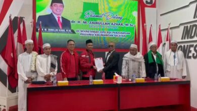 Berkas pendaftaran yang diserahkan perwakilan tim pemenangan Zairullah Azhar bersama para ulama, diterima Sekretaris DPD PDIP Kalsel