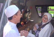 Bupati Banjar, Saidi Mansyur mendatangi salah satu bus jamaah calon haji