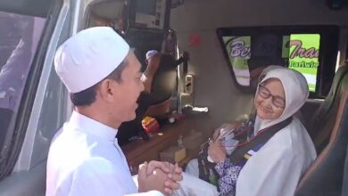 Bupati Banjar, Saidi Mansyur mendatangi salah satu bus jamaah calon haji