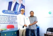 Dhonie Irhami Rais, putra mantan Bupati Kotabaru periode 2010-2015, mendatangi DPD PAN Kotabaru untuk mengambil berkas pendaftaran