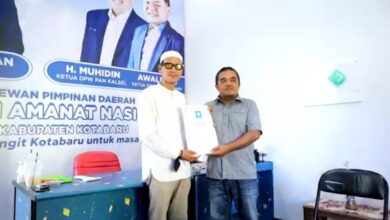 Dhonie Irhami Rais, putra mantan Bupati Kotabaru periode 2010-2015, mendatangi DPD PAN Kotabaru untuk mengambil berkas pendaftaran