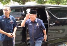 H. Sani menyerahkan berkas pencalonan bakal calon bupati Kabupaten Tabalong ke DPW Partai Nasdem