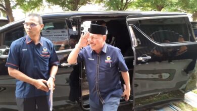 H. Sani menyerahkan berkas pencalonan bakal calon bupati Kabupaten Tabalong ke DPW Partai Nasdem