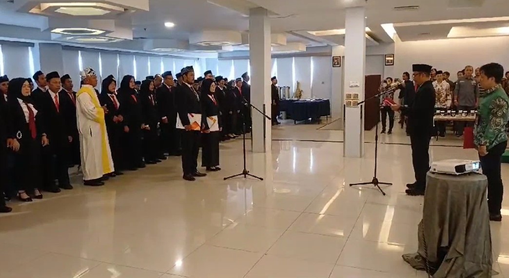 Ketua Bawaslu Banjar, Hafiz Ridha, melantik 60 anggota Panwascam se-Kabupaten Banjar