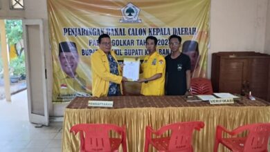 Ketua DPD Partai Golkar Banjar H Rusli melalui jajaran pengurus Partai Golkar resmi mendaftar