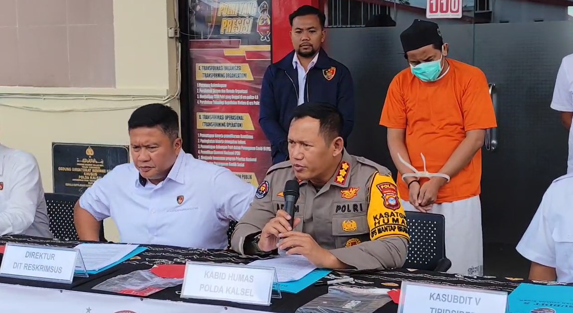 MH berurusan dengan polisi karena diduga menyebarkan berita tidak benar atau hoax lewat aplikasi media sosial.