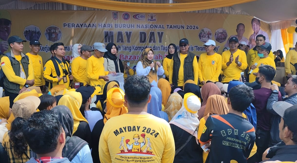 Mayday, ribuan buruh bersama-sama mengikuti senam bersama di halaman Gelanggang Olahraga Remaja Hasanuddin, Kota Banjarmasin