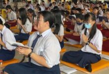 Ratusan siswa dari SD, SMP, hingga SMA Dhammasoka Banjarmasin mengikuti ritual Pindapatta