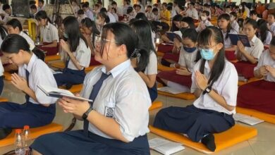 Ratusan siswa dari SD, SMP, hingga SMA Dhammasoka Banjarmasin mengikuti ritual Pindapatta