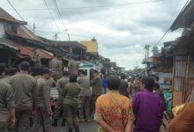 Sejumlah personel Satpol PP Kota Banjarmasin terlihat melakukan pemotongan pada atap pedagang Pasar Lama Laut