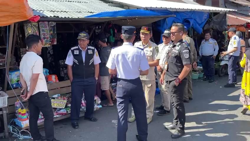 Sejumlah petugas dari Satpol PP, Dishub, dan Satlantas Polresta Banjarmasin memberikan SP 1 kepada pedagang di Pasar Lama Laut