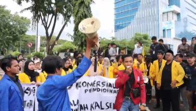 Unjuk rasa mahasiswa di depan kantor DPRD Kalsel