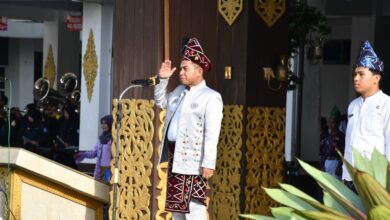 Wakil Wali Kota Banjarmasin, Arifin Noor, memimpin langsung apel peringatan Hari Pendidikan Nasional di Balai Kota Banjarmasin