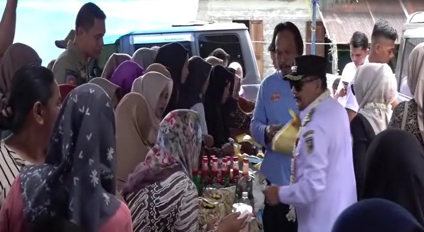 emak-emak nampak berebut untuk membeli sembako murah di Desa Kuala Tambangan Kecamatan Takisung