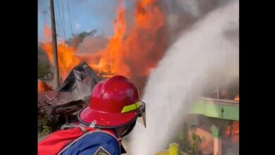 proses pemadaman api di rumah Kades Benua Anyar, Kecamatan Astambul, Kabupaten Banjar,