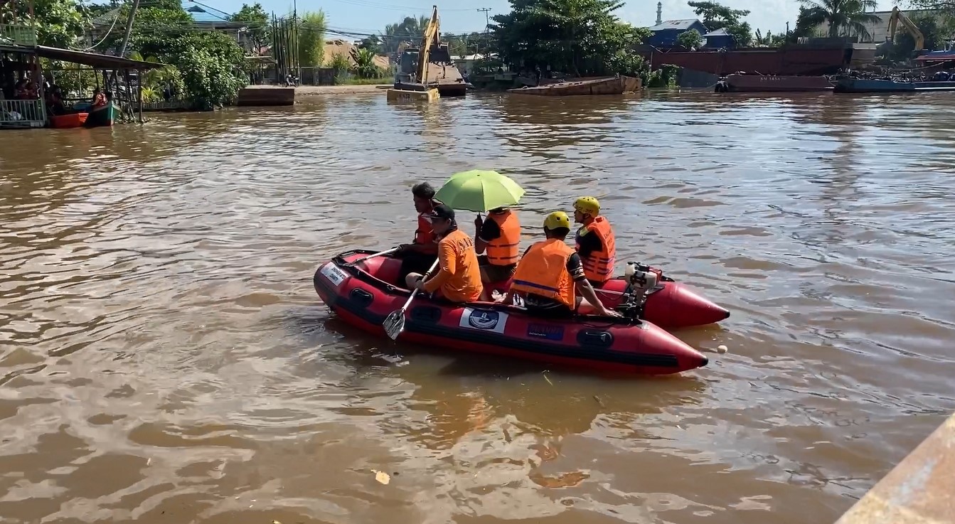 proses pencarian nene tenggelam oleh tim SAR