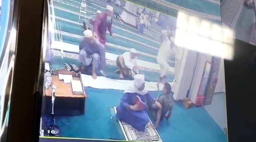 rekaman CCTV, pemuda membuat onar di Masjid Agung Husnul Khatimah Kotabaru