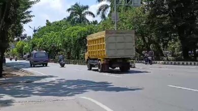 sebuah mobil angkutan melewati jalan poros di Kabupaten Banjar