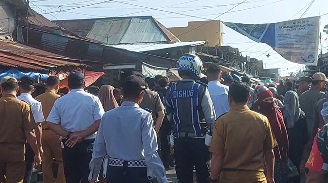 suasana jalan di area Pasar Lama Laut