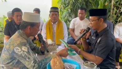 Paman Yani melaksanakan tradisi serah terima terlebih dahulu kepada tukang sembelih