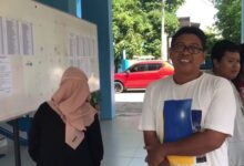 Sejumlah orang tua siswa terlihat antusias membaca papan pengumuman di halaman depan SMA Negeri 2 Banjarmasin