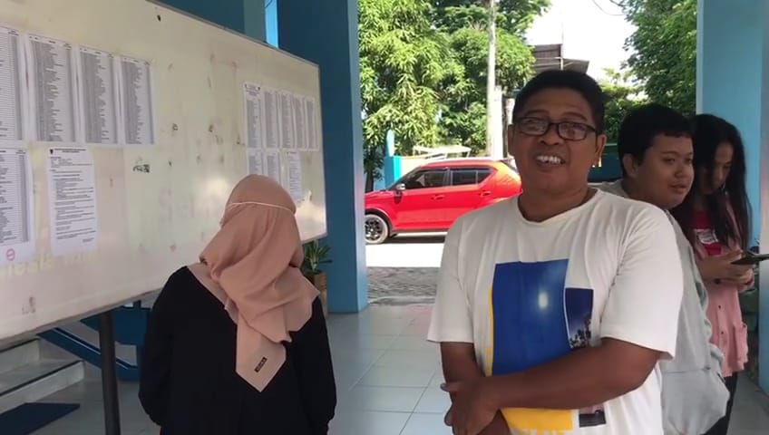 Sejumlah orang tua siswa terlihat antusias membaca papan pengumuman di halaman depan SMA Negeri 2 Banjarmasin