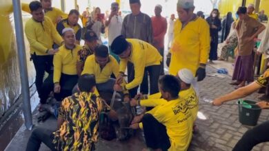 Sekretaris DPD Partai Golkar Kalsel, Supian HK menyembelih hewan kurban