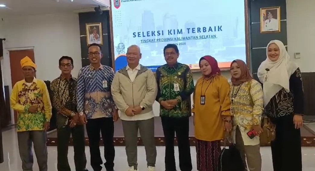 foto bersama Finalis Presentasi Potensi Desa Melalui Seleksi KIM, bersama dewan juri