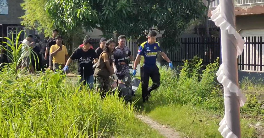 proses evakuasi jasad pria paruh baya