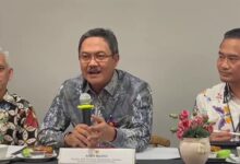 Agus Maiyo (tengah), Kepala OJK Provinsi Kalsel