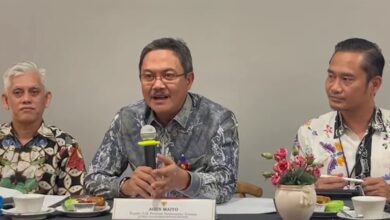 Agus Maiyo (tengah), Kepala OJK Provinsi Kalsel