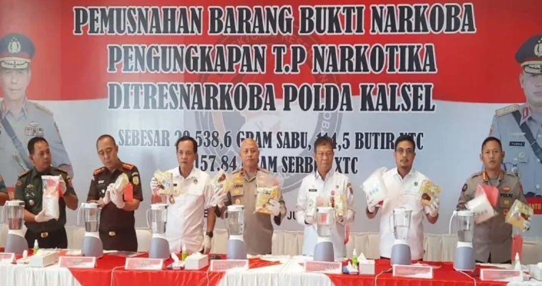 Direktorat Reserse Narkoba Polda Kalsel memusnahkan narkoba senilai puluhan miliar rupiah