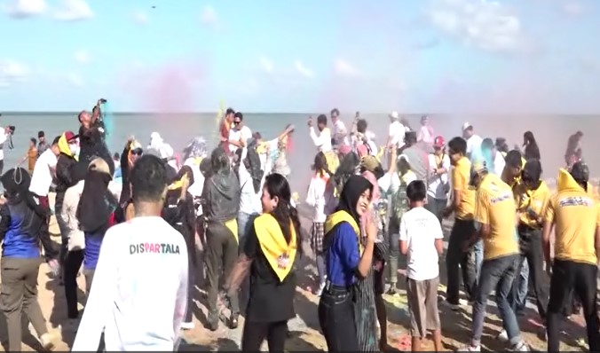 Event Batakan Colour Fun 2024 yang dilaksanakan oleh Dinas Pariwisata Tanah Laut bertempat di Pantai Batakan Baru