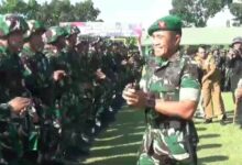 Mayor Jenderal TNI Tri Budi Utomo, bersama para peserta Komcad