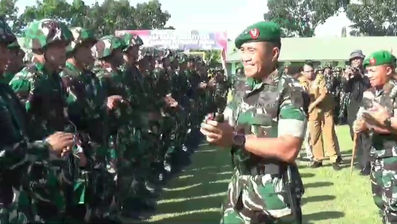 Mayor Jenderal TNI Tri Budi Utomo, bersama para peserta Komcad