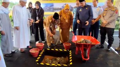 Paman Birin bersama Kepala Acil Odah melakukan peletakan batu