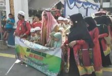 Rombongan perwakilan kecamatan di Banjarmasin membuka gelaran Festival Anak Soleh Indonesia (FASI) ke-12