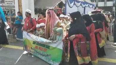 Rombongan perwakilan kecamatan di Banjarmasin membuka gelaran Festival Anak Soleh Indonesia (FASI) ke-12