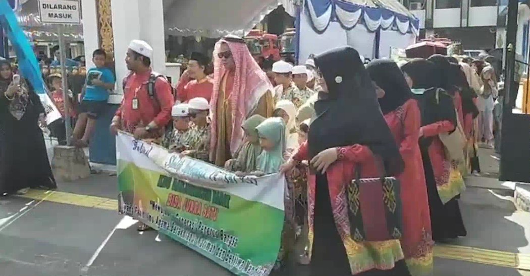 Rombongan perwakilan kecamatan di Banjarmasin membuka gelaran Festival Anak Soleh Indonesia (FASI) ke-12