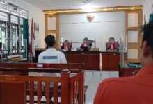 Terdakwa sempat tertegun sesaat setelah Ketua Majelis Hakim Marshias Ginting membacakan putusan lima tahun penjara