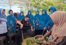 ibu-ibu dari TP PKK Kota Banjarmasin, beserta Ketua TP PKK dan Wali Kota Banjarmasin, Ibnu Sina, mengaduk Bubur Asyura