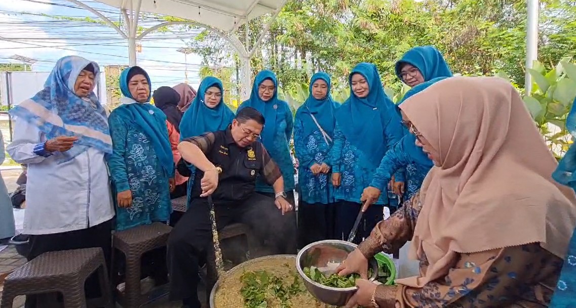 ibu-ibu dari TP PKK Kota Banjarmasin, beserta Ketua TP PKK dan Wali Kota Banjarmasin, Ibnu Sina, mengaduk Bubur Asyura