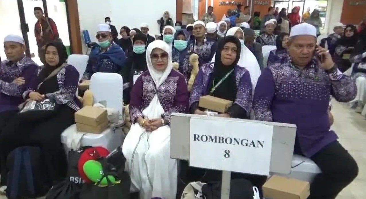 Sebanyak 320 orang jemaah haji Kloter 12 asal Debarkasi Banjarmasin mendarat dengan selamat di Bandara Syamsudin Noor