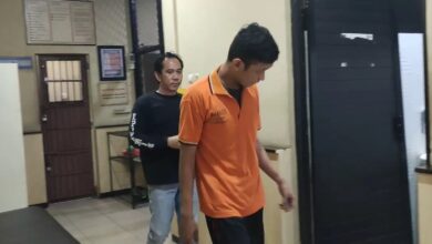 Faisal tersangka penggelapan uang perusahaan, nampak tertunduk