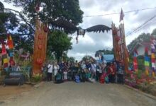 Gapura unik dengan ornamen burung Garuda yang sedang terbang