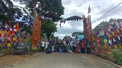 Gapura unik dengan ornamen burung Garuda yang sedang terbang